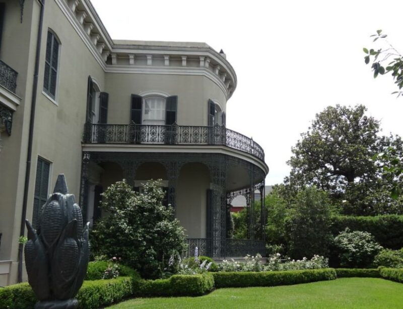 new-orleans-tombs-and-mansions-of-the-garden-district