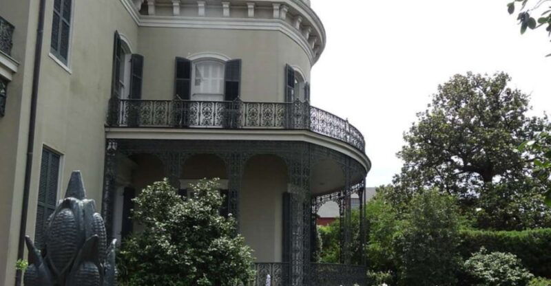 new-orleans-tombs-and-mansions-of-the-garden-district