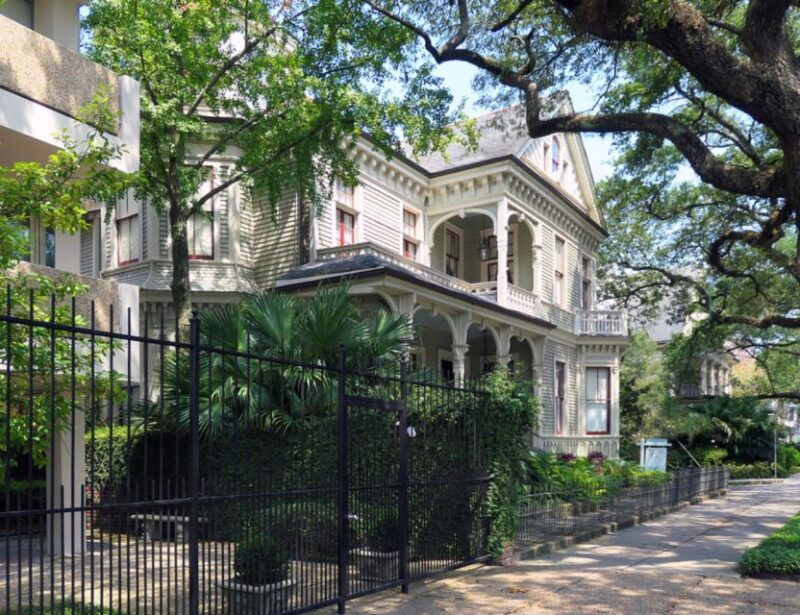 new-orleans-tombs-and-mansions-of-the-garden-district