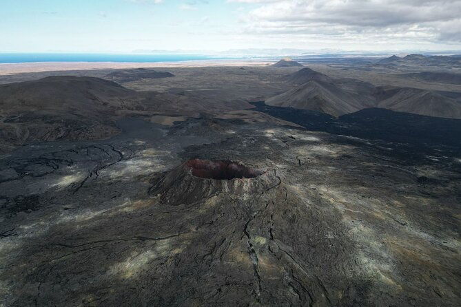 new-volcanic-eruption-area-helicopter-tour-in-iceland