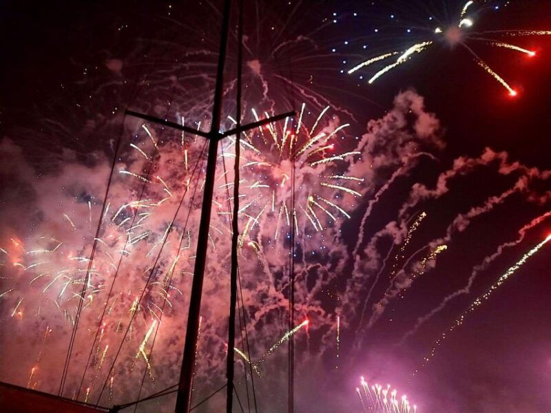 new-years-eve-fireworks-sail-with-sparkling-wine