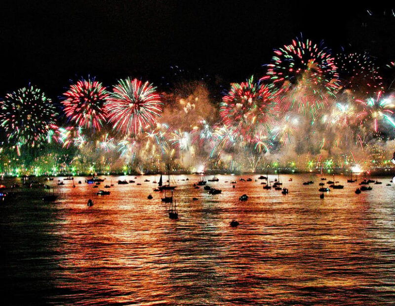 new-years-eve-on-a-vip-catamaran-in-lisbon-with-fireworks
