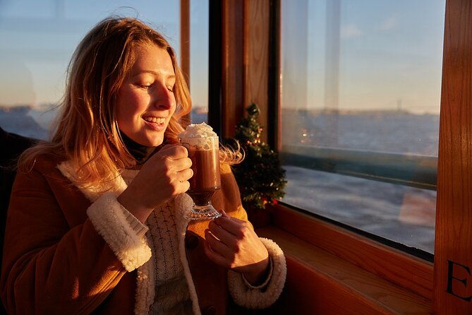 new-york-city-christmas-holiday-statue-and-skyline-cocoa-cruise