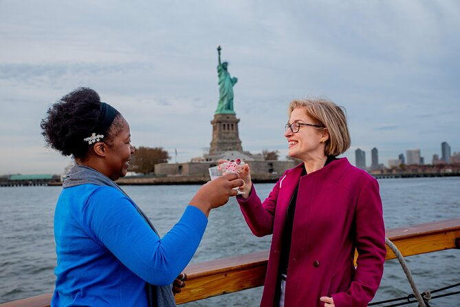 new-york-city-christmas-holiday-statue-and-skyline-cocoa-cruise