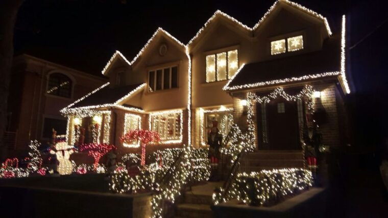 new-york-city-dyker-heights-christmas-lights-tour