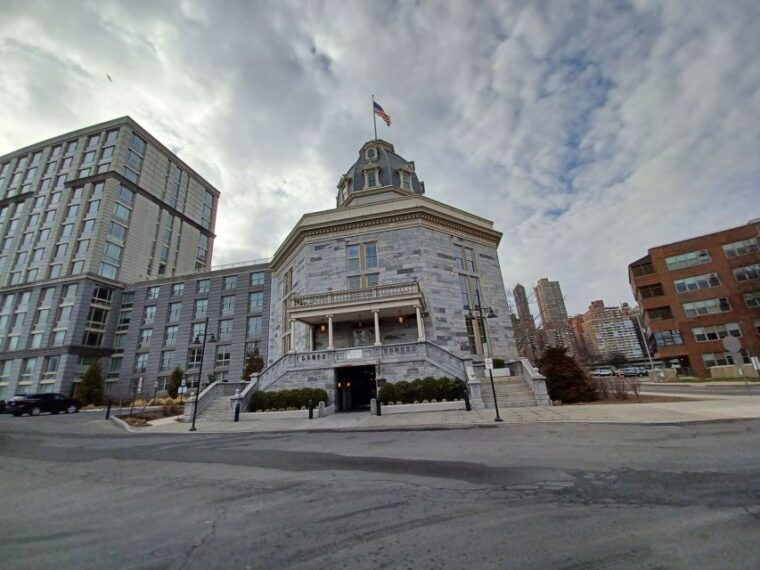 new-york-city-roosevelt-island-walking-tour-with-tram-ride