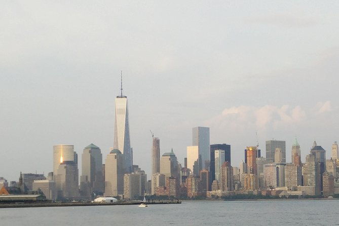 new-york-city-skyline-and-statue-of-liberty-cruise
