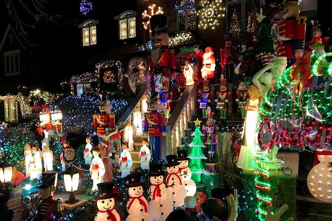 new-york-dyker-heights-christmas-lights-guided-walking-tour