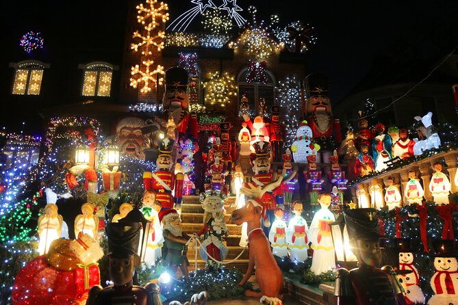 new-york-dyker-heights-christmas-lights-guided-walking-tour