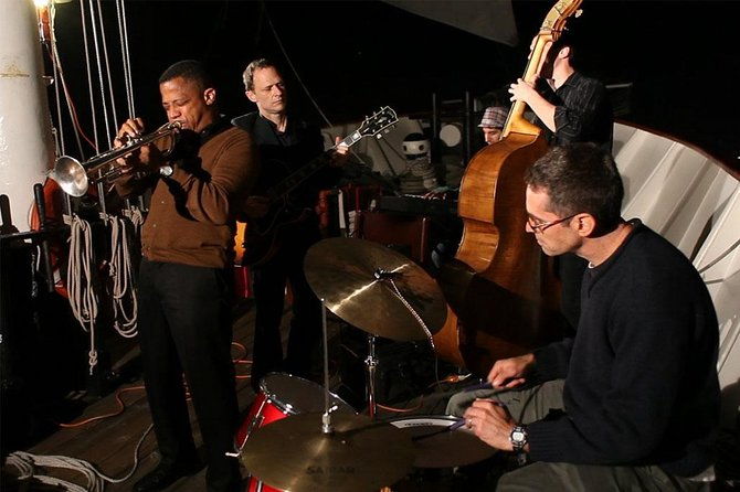 new-york-harbor-wine-and-jazz-sail-aboard-clipper-city