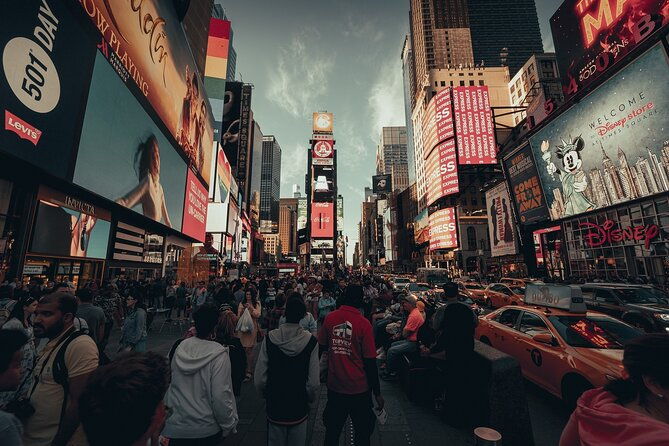 new-york-times-square-evening-walking-tour-with-hot-dog