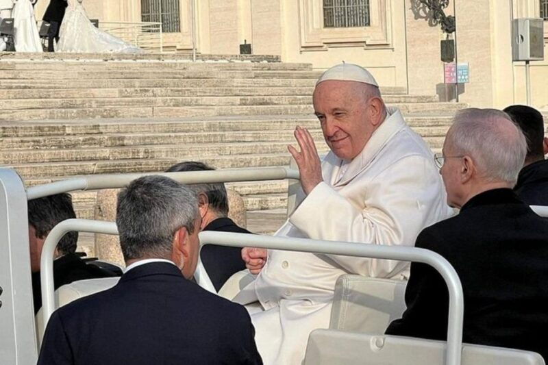 newlywed-couples-blessing-during-pope-francis-audience