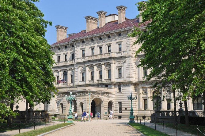 newport-trolley-tour-with-breakers-mansion-viking-tours