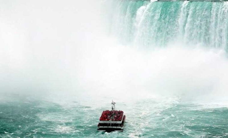 niagara-falls-boat-journey-behind-the-falls-tower-tour