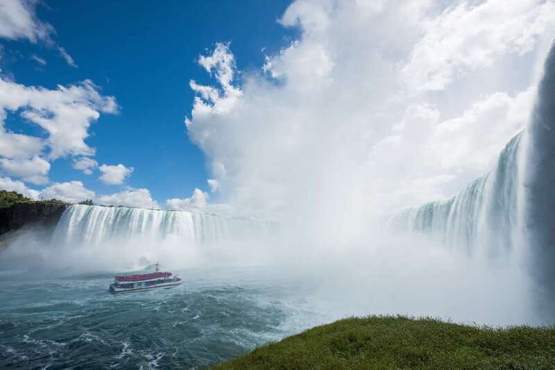 niagara-falls-boat-ride-and-journey-behind-the-falls-tour