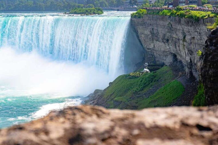 niagara-falls-boat-ride-and-journey-behind-the-falls-tour