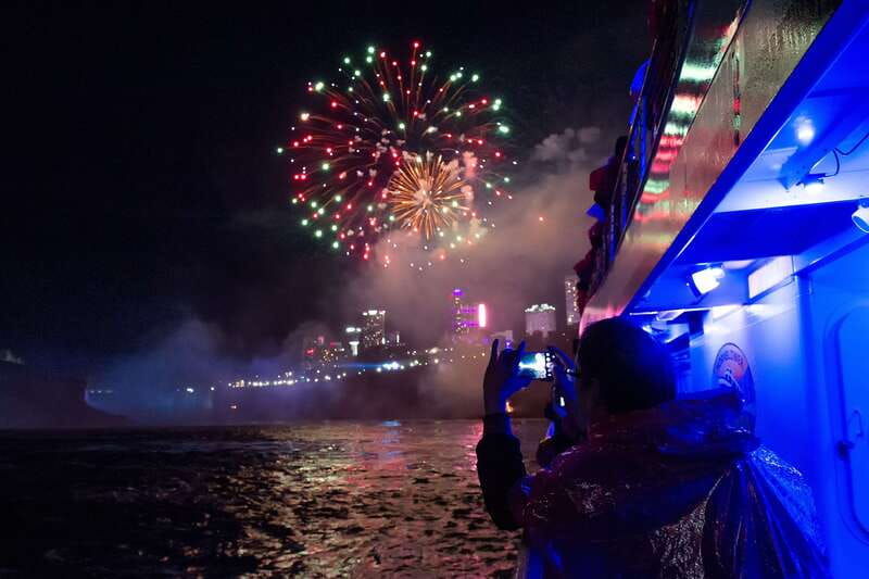 niagara-falls-canada-evening-fireworks-cruise