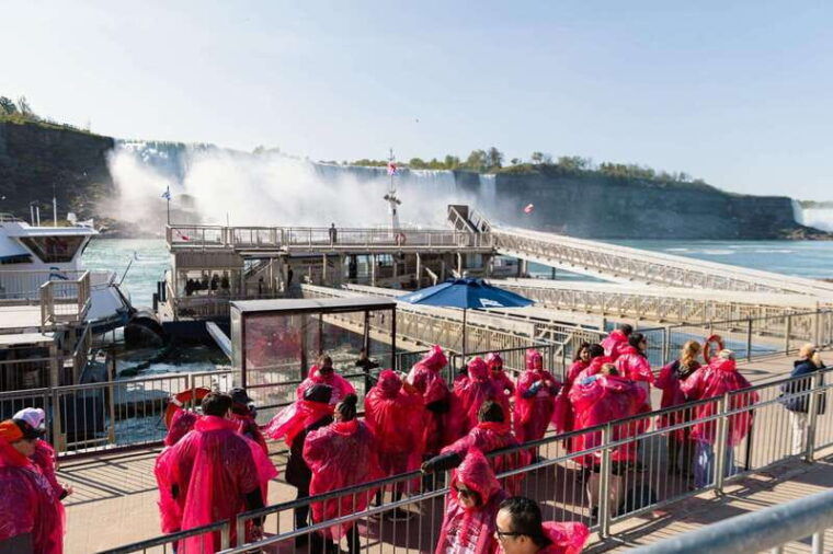 niagara-falls-canada-first-boat-cruise-behind-falls-tour