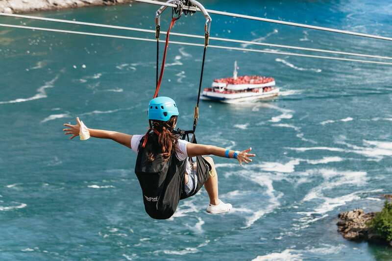 niagara-falls-canada-zipline-to-the-falls