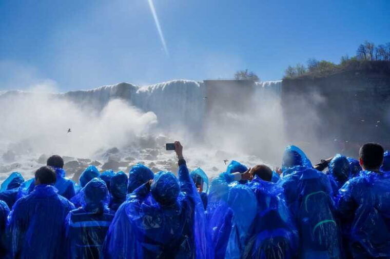 niagara-falls-canadian-side-day-trip-with-maid-of-the-mist-2