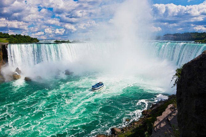 niagara-falls-canadian-side-tour-and-maid-of-the-mist-boat-ride-option