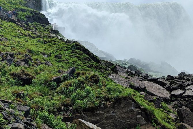 niagara-falls-canadian-side-tour-and-maid-of-the-mist-boat-ride-option