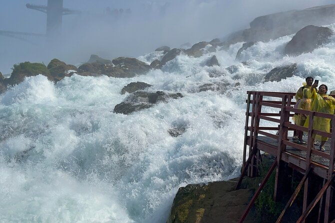niagara-falls-cave-of-the-winds-afternoon-tour-2
