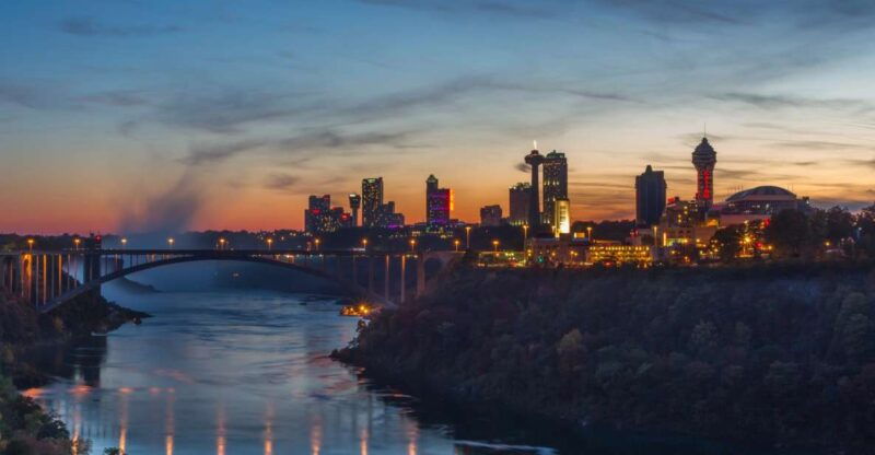 niagara-falls-guided-falls-tour-with-dinner-and-fireworks