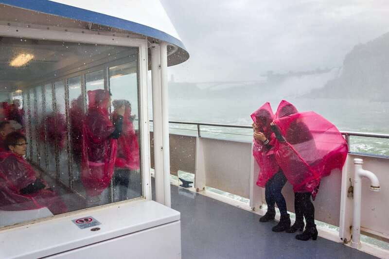 niagara-falls-maid-of-the-mist-cave-of-the-winds-tour-2