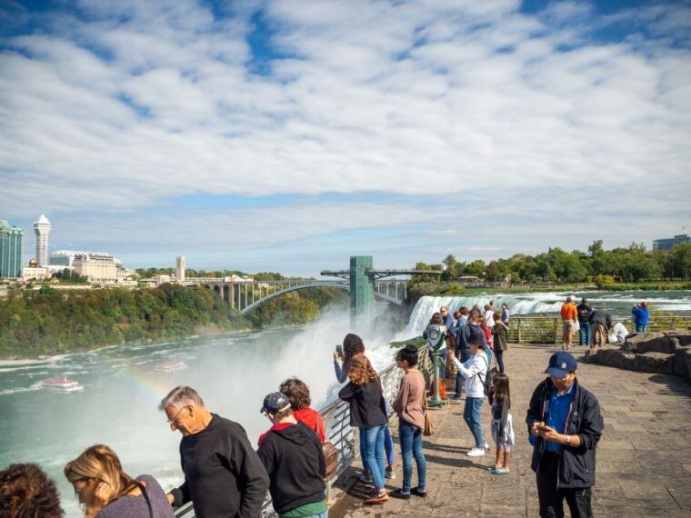 niagara-falls-maid-of-the-mist-cave-of-the-winds-tour