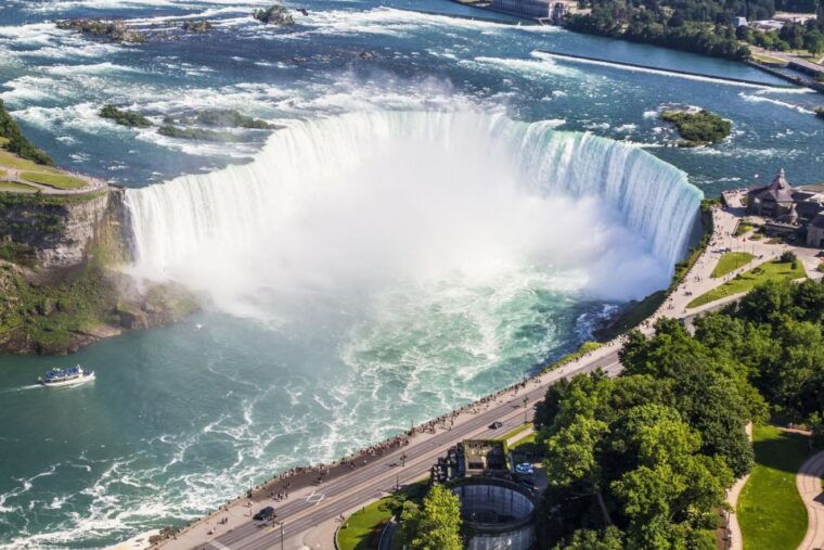 niagara-falls-maid-of-the-mist-cave-of-the-winds-tour