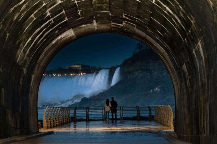 niagara-falls-night-tour-w-3-course-dinner-light-show