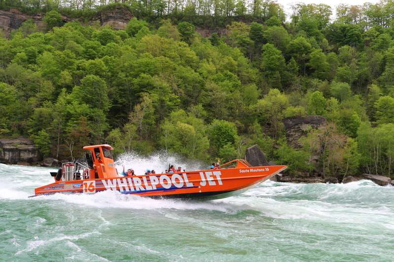 niagara-falls-on-jet-boat-tour-on-niagara-river