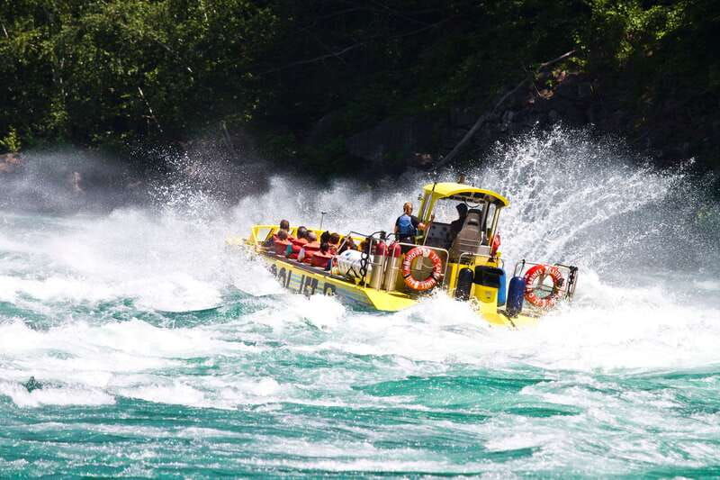 niagara-falls-on-jet-boat-tour-on-niagara-river
