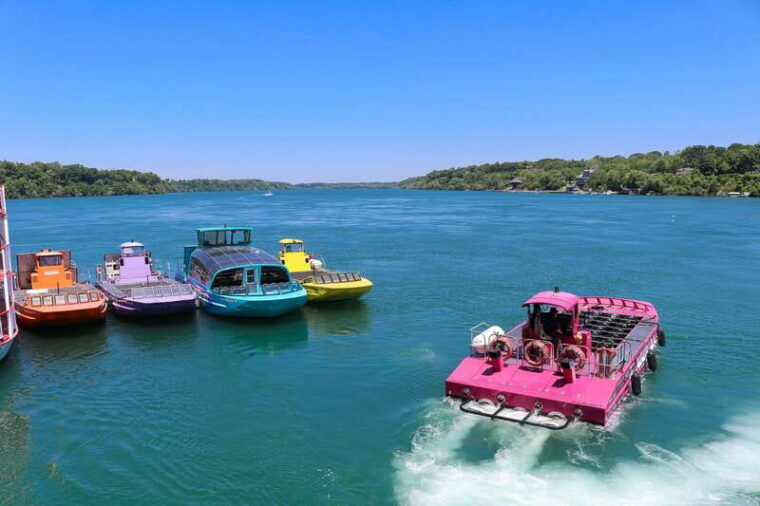 niagara-falls-on-jet-boat-tour-on-niagara-river