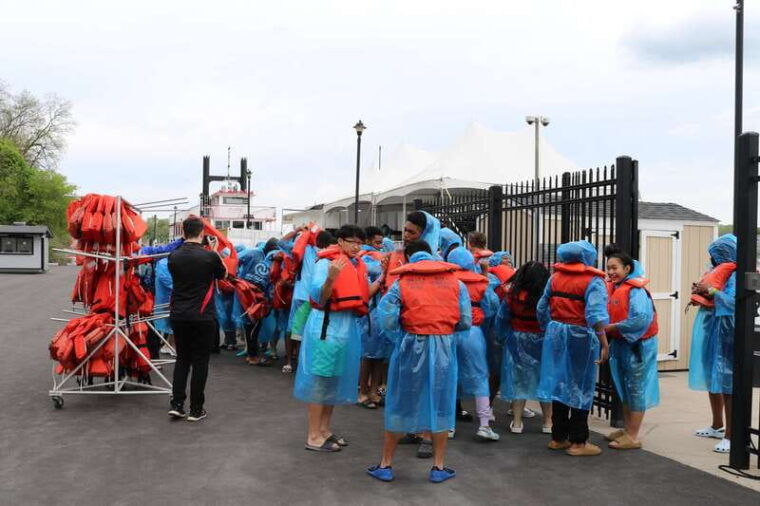niagara-falls-on-jet-boat-tour-on-niagara-river
