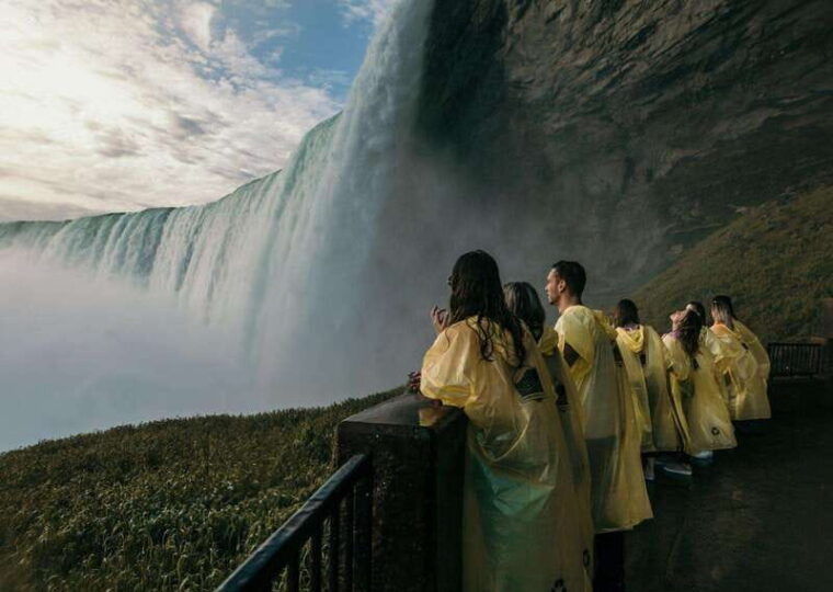 niagara-falls-tour-with-skip-the-line-cruise-wine-tasting-2