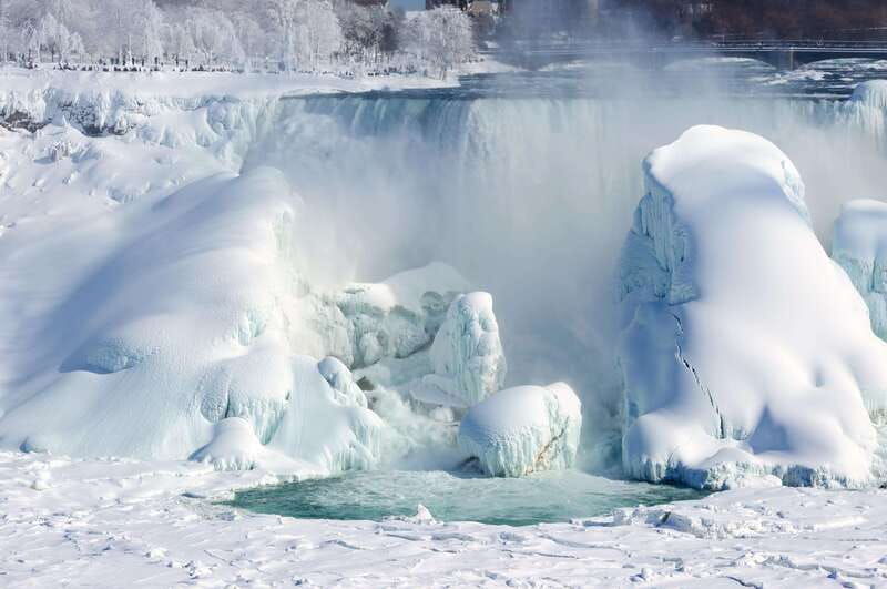 niagara-falls-us-canada-small-group-winter-adventure-tour-2