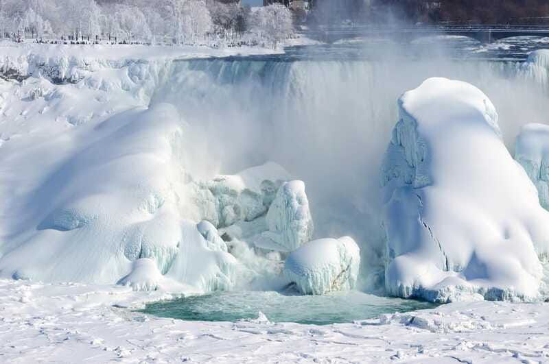 niagara-falls-us-canada-small-group-winter-adventure-tour-2