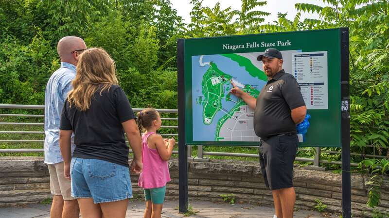 niagara-falls-usa-canada-tour-with-boat-cruise-and-lunch-2