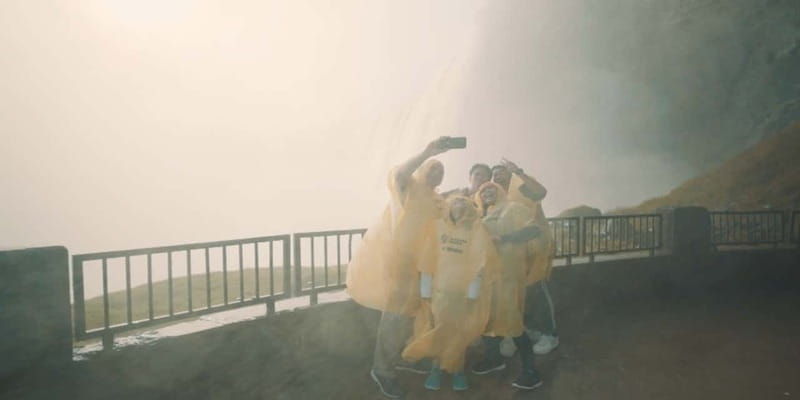 niagara-falls-walking-tour-journey-behind-falls-cruise-2