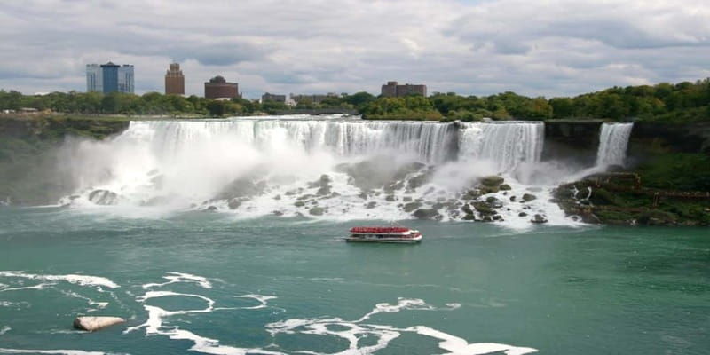 niagara-falls-walking-tour-journey-behind-falls-cruise-2
