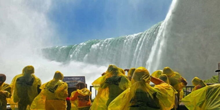 niagara-falls-walking-tour-journey-behind-falls-cruise-2