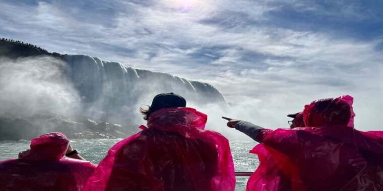 niagara-falls-walking-tour-journey-behind-falls-cruise-2