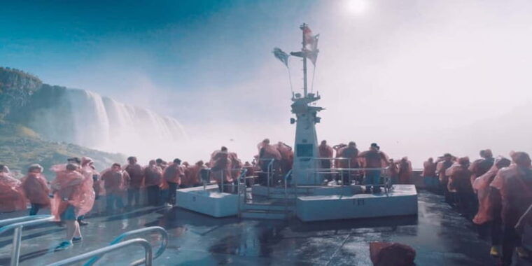 niagara-falls-walking-tour-journey-behind-falls-cruise-2