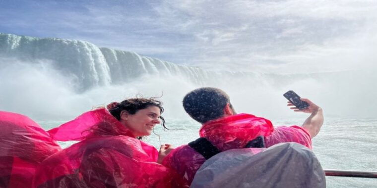 niagara-falls-walking-tour-journey-behind-falls-cruise