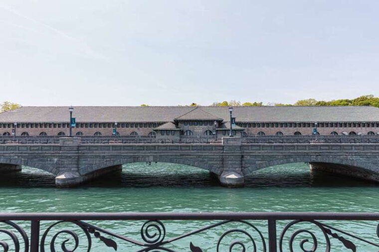 niagara-power-station-and-tunnel-under-the-falls-tour