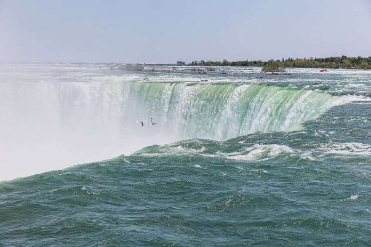 niagara-power-station-and-tunnel-under-the-falls-tour