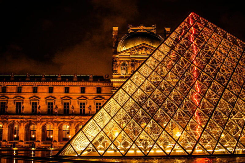 night-at-the-louvre-museum-6-people-max-guided-exploration