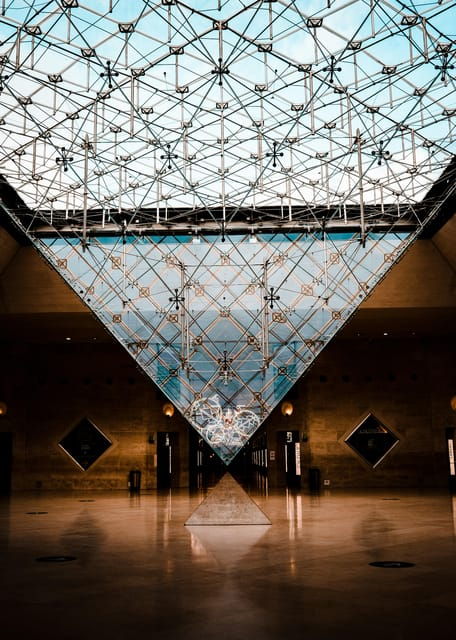 night-at-the-louvre-museum-6-people-max-guided-exploration